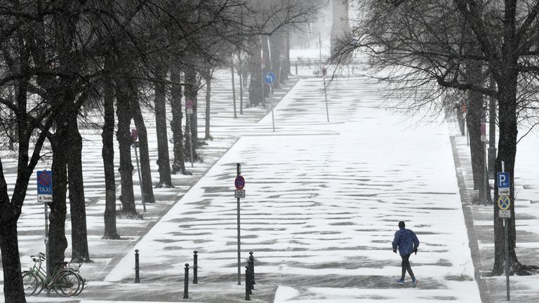 Quelqu'un fait du jogging dans un Berlin enneigé