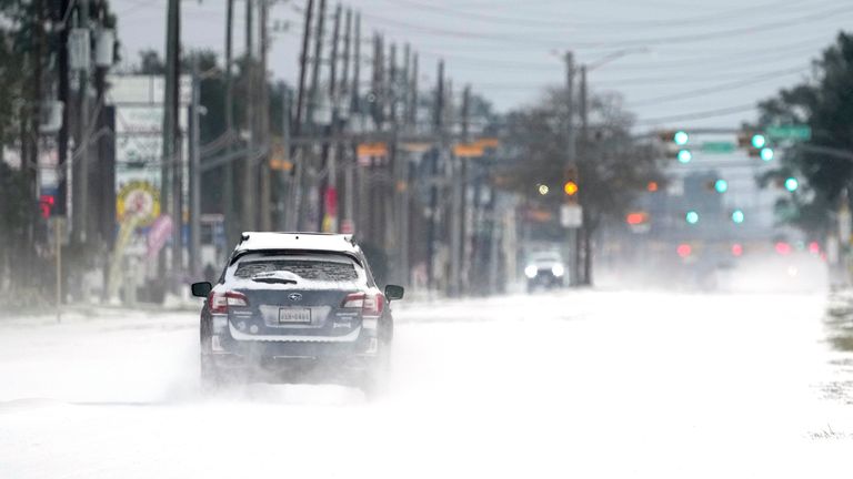 Les véhicules roulent sur des routes couvertes de neige et de grésil au printemps.  Pic: Presse associée