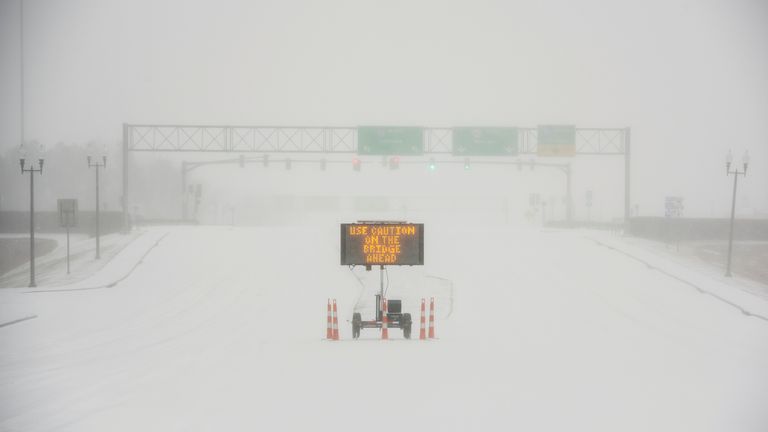 Un panneau met en garde les automobilistes après un épisode soudain de neige et de pluie gelée sur MS Highway 463 à Madison