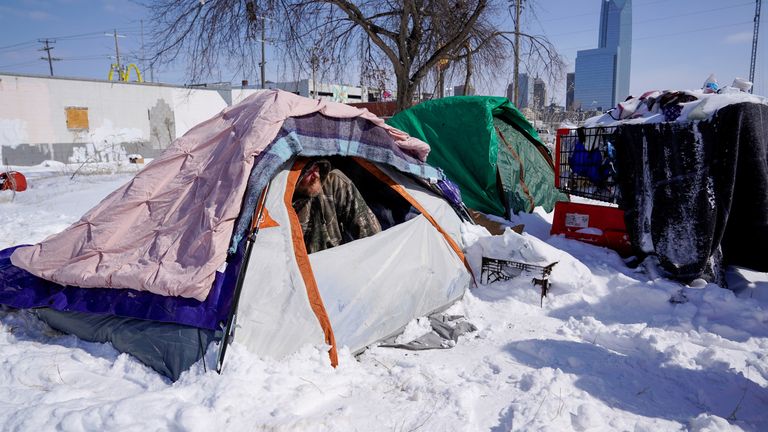 James Derrick sort de sa tente lors d'un temps froid record à Oklahoma City