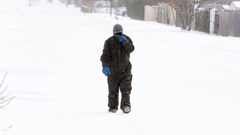 Une femme brave la neige à Oklahoma City
