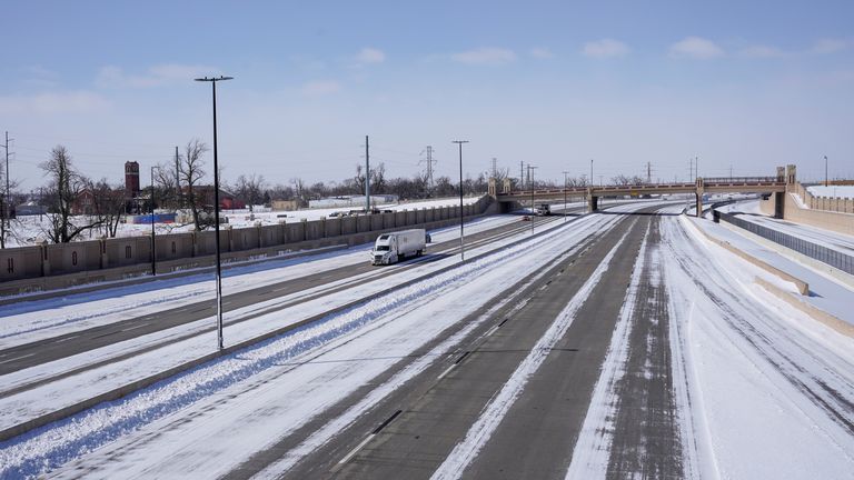 Près de 120 accidents de la route ont été signalés dimanche à Houston, au Texas, en raison de routes verglacées.