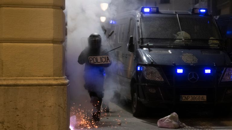 De violentes manifestations à Barcelone ont entamé une sixième nuit dimanche.  Pic: AP