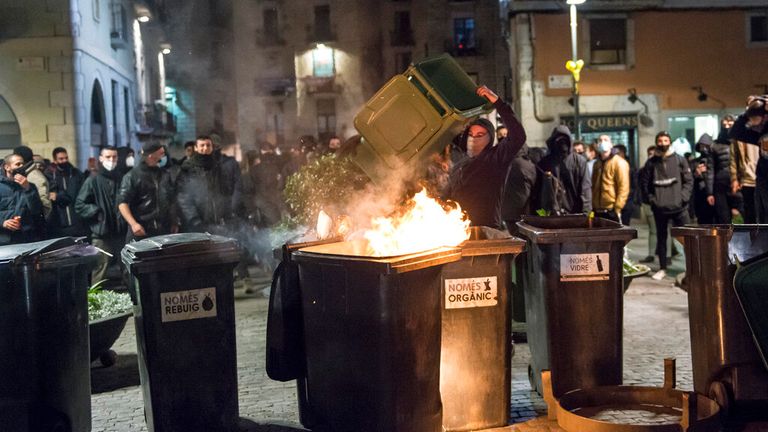 Des manifestants ont incendié des poubelles dans tout le pays