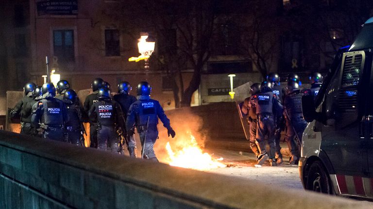 Des policiers en tenue anti-émeute ont affronté des manifestants à Gérone
