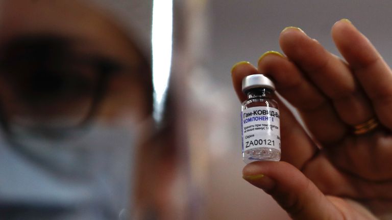 Un flacon du vaccin Spoutnik V à Buenos Aires, Argentine - l'un des pays où il a été approuvé.  Pic: AP