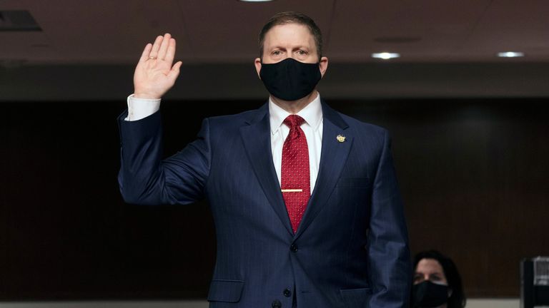 L'ancien chef de la police du Capitole américain Steven Sund prête serment devant une audience conjointe du Sénat sur la sécurité intérieure et les affaires gouvernementales et les règles et l'administration du Sénat à Capitol Hill, Washington, États-Unis, le 23 février 2021, pour examiner l'attaque du 6 janvier contre le Capitole.