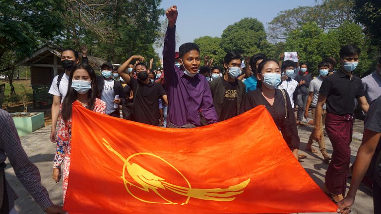 Des étudiants de l'Université Dagon à Yangon protestent contre le coup d'État militaire