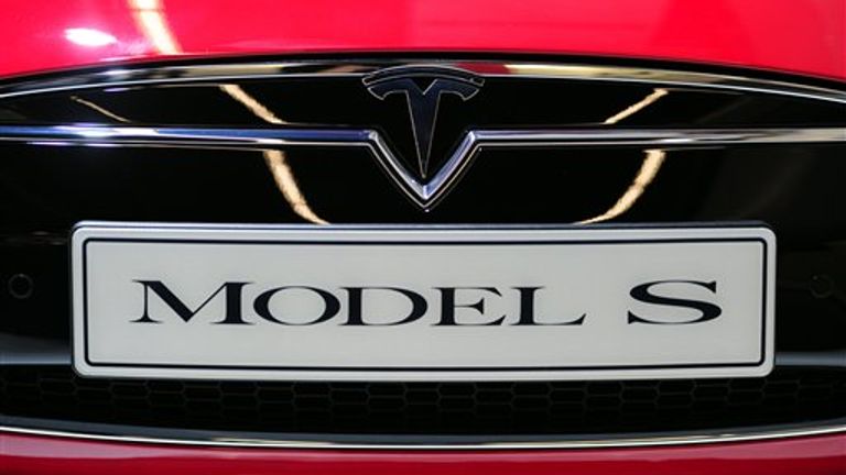 ARCHIV - Das Logo des Automobilausstellung Tesla, aufgenommen am 10.09.2013 beim Pressetag auf der Internationalen Automobilausstellung (IAA) à Francfort (Hessen) an einem «Model S» -Fahrzeug.  Photo par: Daniel Reinhardt / photo-alliance / dpa / AP Images


