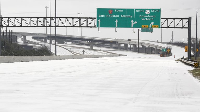 (210215) - HOUSTON, 15 février 2021 (Xinhua) - Une autoroute est fermée en raison de la neige et de la glace à Houston, Texas, États-Unis, le 15 février 2021. Jusqu'à 2,5 millions de clients étaient sans électricité dans l'État américain du Texas lundi matin alors que la capacité de production d'électricité de l'État est affectée par une tempête hivernale en cours provoquée par l'explosion de l'Arctique.  (Photo de Chengyue Lao / Xinhua)