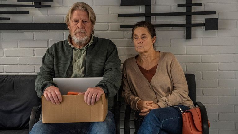 Joachim Wall (ROLF LASSGARD), Ingrid Wall (PERNILLA AUGUST) dans The Investigation.  Pic: BBC / film misofilm et contour / Per Arnesen