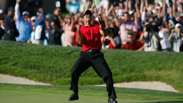 Tiger Woods célèbre après avoir fait un birdie au 18e trou