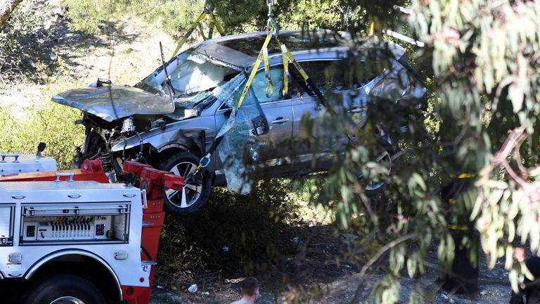 Le golfeur a dû être arraché de la voiture à travers le pare-brise