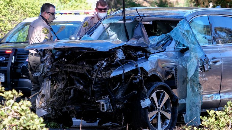 Les policiers regardent la voiture endommagée.  Pic: AP