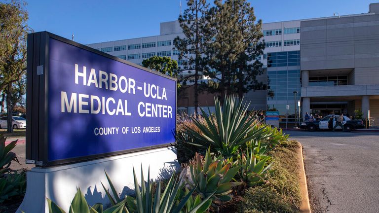 Tiger Woods est soigné pour ses blessures au centre médical Harbor-UCLA en Californie.  Pic: AP