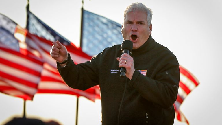 Le membre du Congrès Tom Emmer s'adresse à une foule lors d'un rassemblement électoral pour Donald Trump en octobre.  Pic: AP