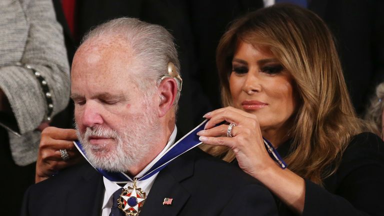 La personnalité de la radio Rush Limbaugh réagit alors que la Première Dame Melania Trump lui remet la Médaille présidentielle de la liberté lors du discours sur l'état de l'Union
