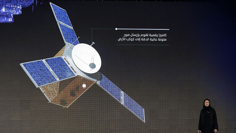 Sarah Amiri, chef de projet adjointe de la mission Mars des Émirats arabes unis (EAU), monte sur scène lors d'une cérémonie de dévoilement de la mission le 6 mai 2015 à Dubaï.  La mission des EAU sur Mars vise à fournir une image globale de l'atmosphère martienne à travers une sonde nommée Al Amal qui sera lancée en juillet 2020 pour atteindre Mars en 2021, selon les ingénieurs impliqués dans le projet.  AFP PHOTO / KARIM SAHIB (Crédit photo doit lire KARIM SAHIB / AFP via Getty Images)

