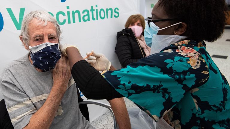 Lesley Mitchell, 75 ans, de Newmarket, reçoit le vaccin Oxford / Astrazeneca, à l'hippodrome de Newmarket, Suffolk, samedi