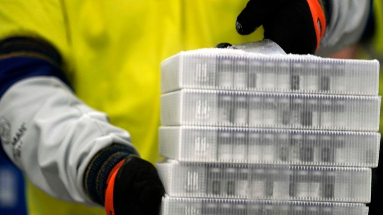 L'hôpital a évalué l'efficacité du vaccin de la première dose du vaccin Pfizer-Biontech auprès de 7 000 de ses employés de santé.  Pic: AP