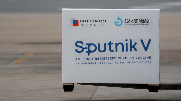 PHOTO DE FICHIER: Un envoi de doses du vaccin Spoutnik V (Gam-COVID-Vac) contre la maladie à coronavirus (COVID-19) est vu après son arrivée à l'aéroport international d'Ezeiza, à Buenos Aires, Argentine, le 28 janvier 2021. REUTERS / Agustin Marcarian / fichier photo
