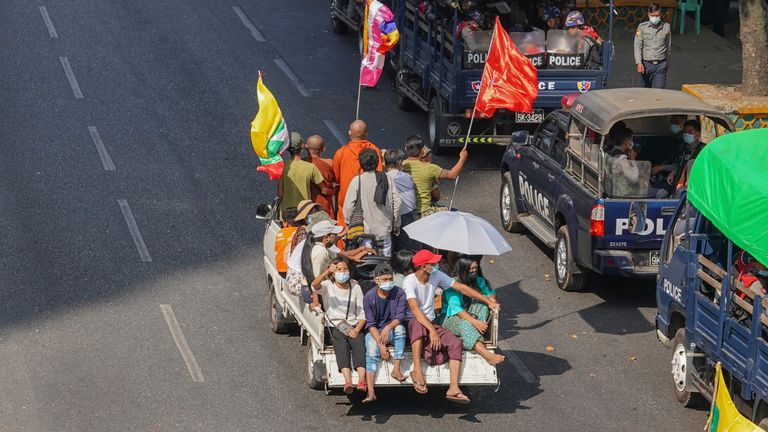 Un véhicule transporte des partisans de l'armée au Myanmar.  Pic: AP