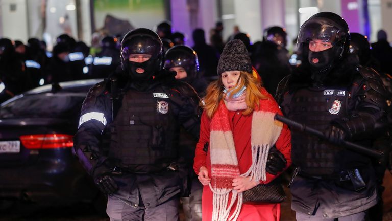 Une femme est détenue à Moscou après la condamnation d'Alexei Navalny au tribunal