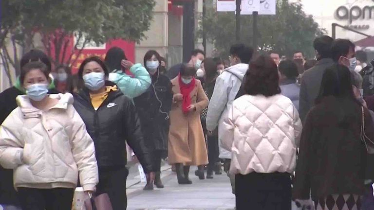 Les gens qui marchent dans la rue à Wuhan, en Chine.