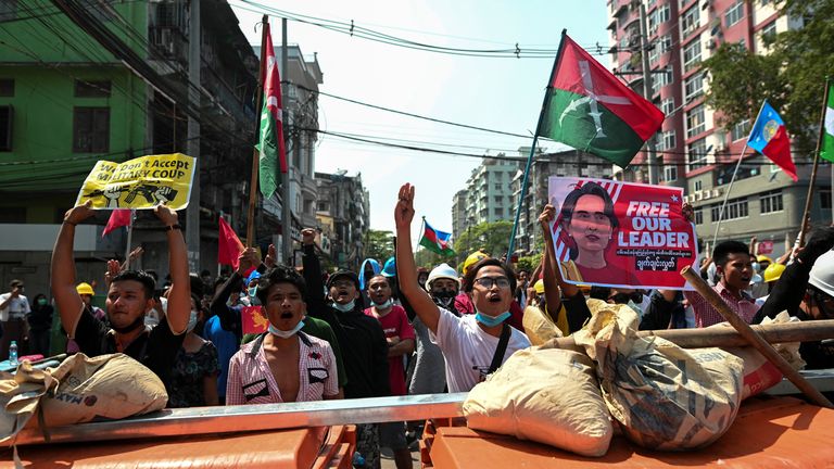 Les manifestants ont fait le salut à trois doigts à Yangon samedi