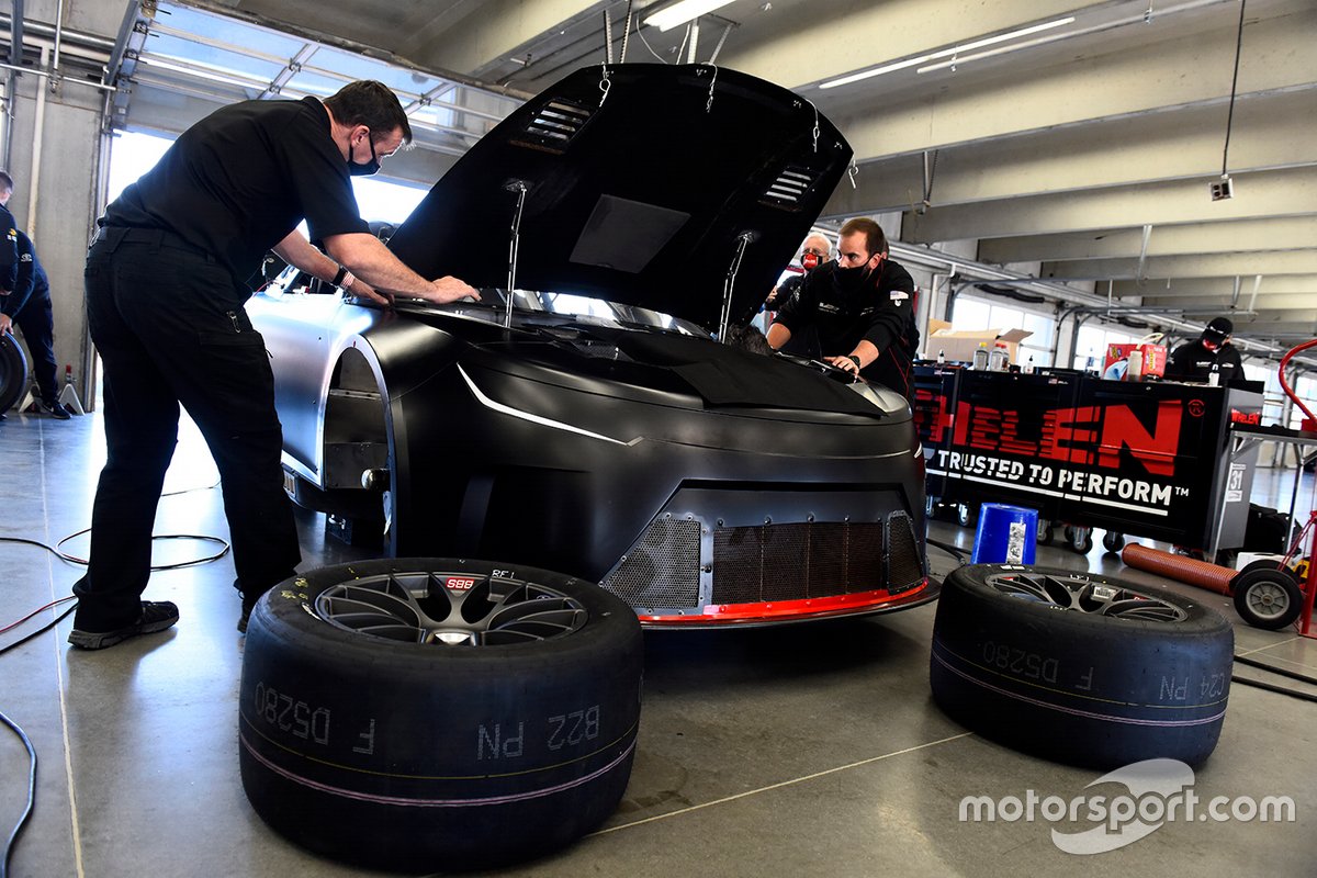 Les membres de l'équipe apportent des modifications à la voiture Nascar Next Gen