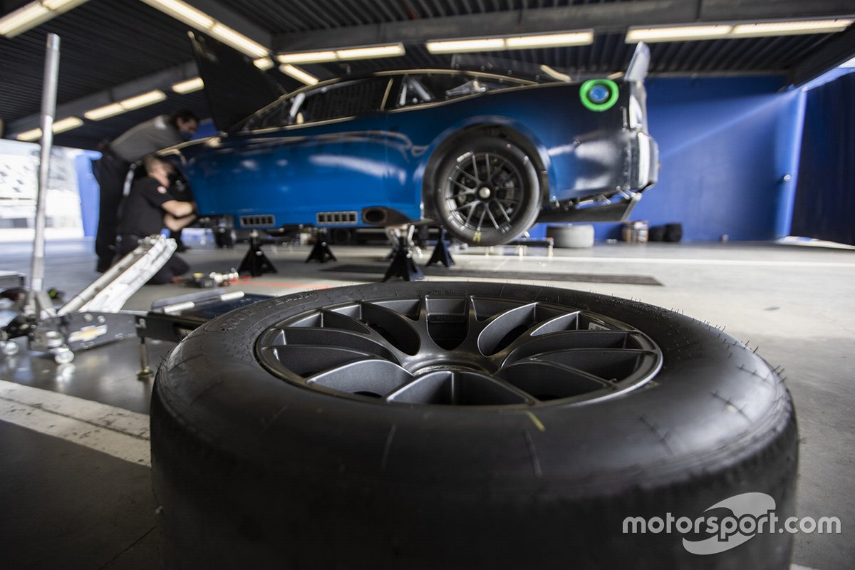 La voiture NASCAR Next gen se trouve dans le garage