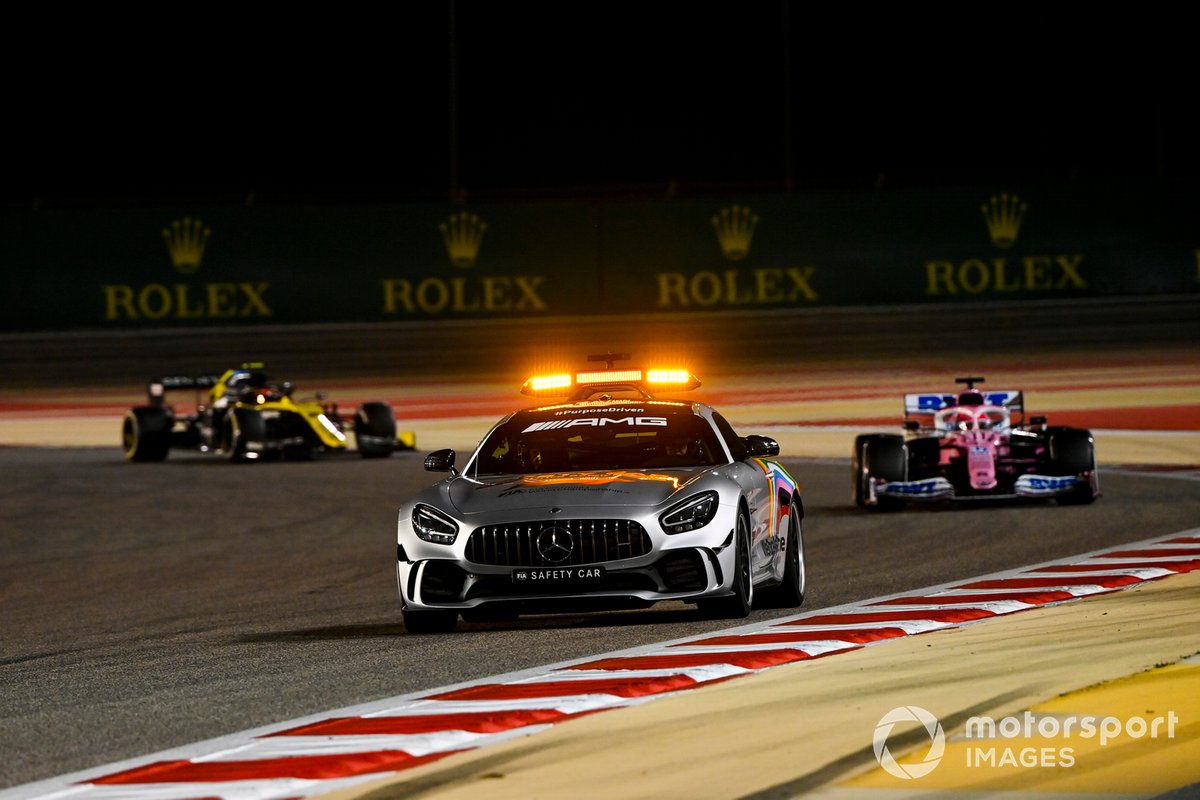 La voiture de sécurité mène Sergio Perez, Racing Point RP20, et Esteban Ocon, Renault F1 Team RS20