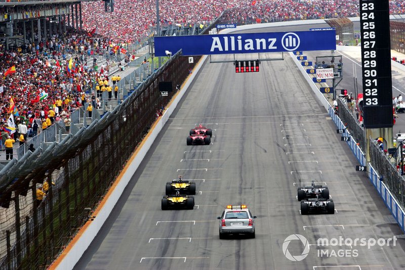Le départ de la course avec seulement six voitures