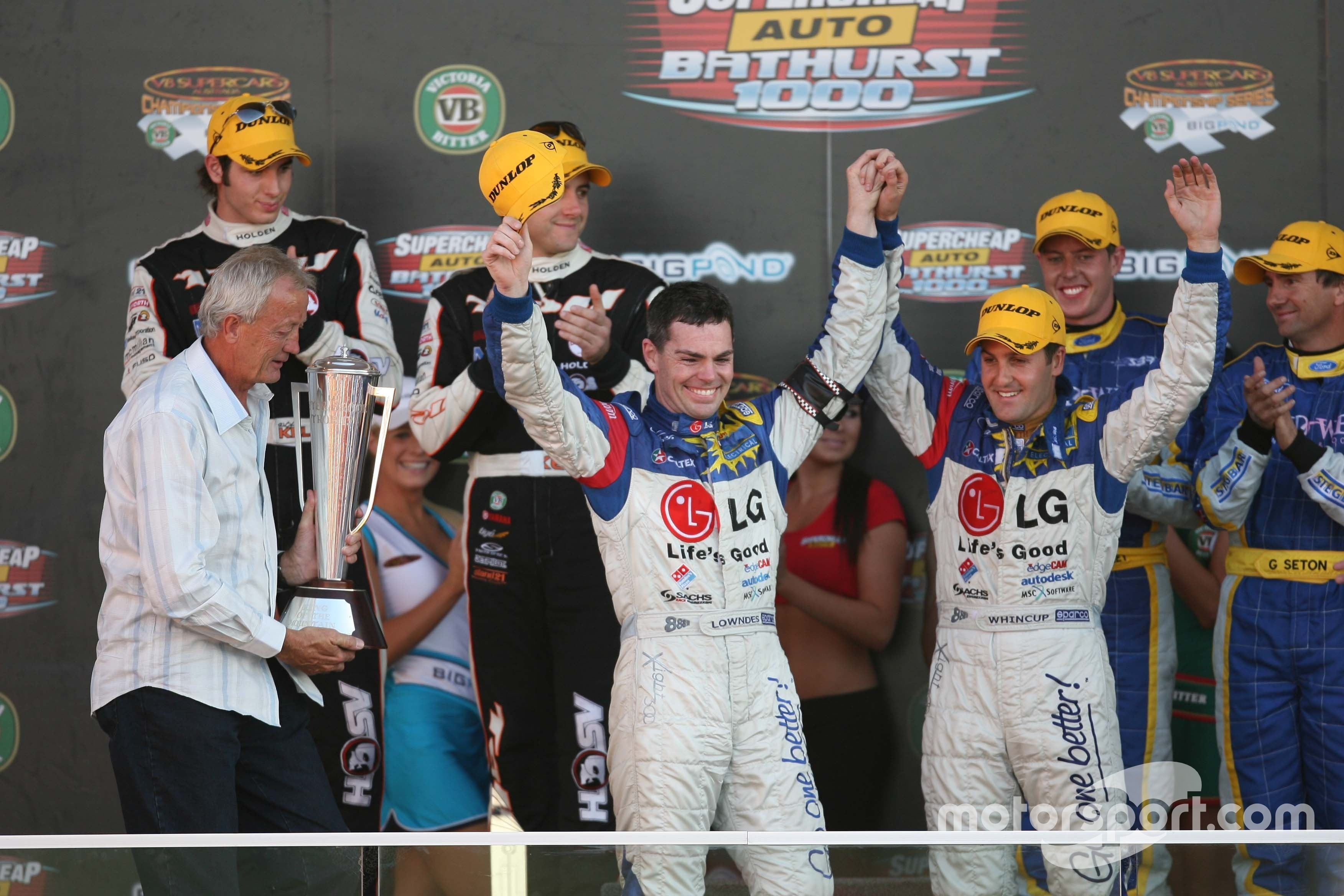 Craig Lowndes et Jamie Whincup célèbrent la victoire au Bathurst 1000 2006 Pic: Mark Horsburgh