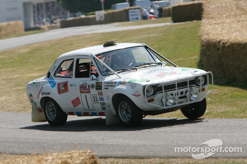 Hannu Mikkola démontrant sa Ford Escort 1970 aux spécifications de la Coupe du monde au Goodwood Festival of Speed ​​2009. 