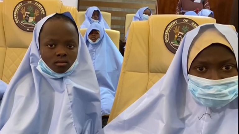 Un groupe de filles qui ont été enlevées dans un internat au Nigéria a été libéré et sont 