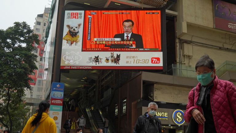 Le Congrès national du peuple est diffusé dans les rues de Hong Kong.  Pic: AP