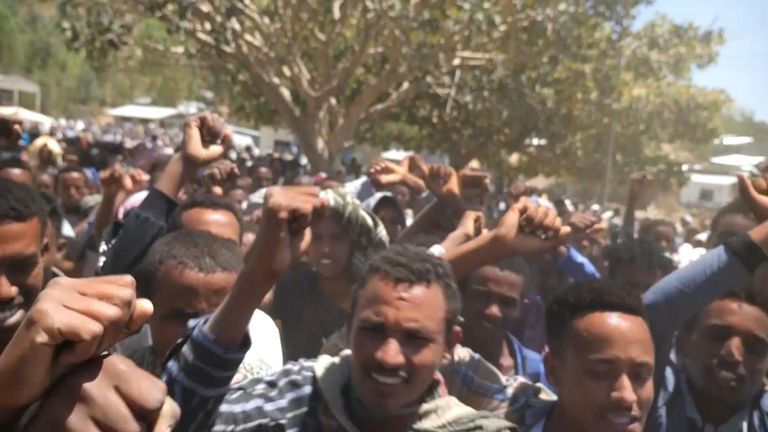 Des milliers de personnes sont sans abri à cause des combats en cours