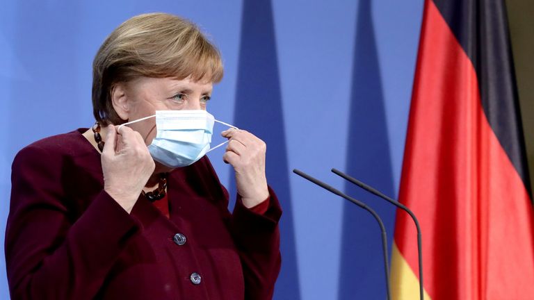 La chancelière allemande Angela Merkel arrive pour une conférence de presse, au milieu de la pandémie de coronavirus (COVID-19), à la chancellerie de Berlin, en Allemagne, le 19 mars 2021. Michael Sohn / Pool via REUTERS