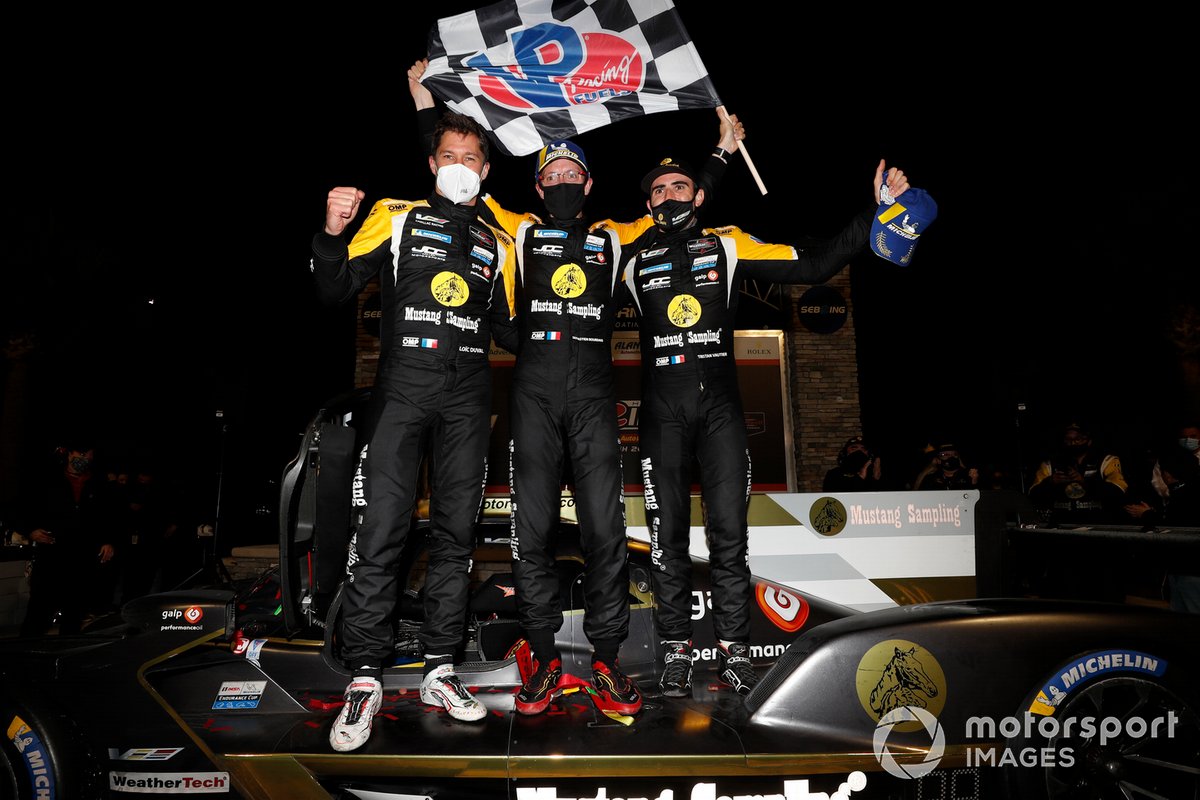 Loic Duval, Sébastien Bourdais et Tristan Vautier célèbrent leur victoire de 12h à Sebring dans la Cadillac JDC-Miller MotorSports. 