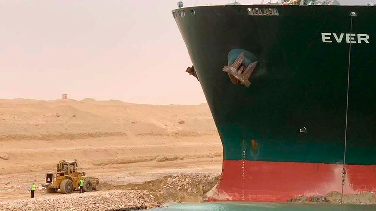Sur cette photo publiée par l'Autorité du canal de Suez, un cargo, nommé Ever Given, est assis avec son arc coincé dans le mur mercredi 24 mars 2021, après s'être coincé à travers le canal de Suez en Égypte et bloqué tout le trafic sur la voie navigable vitale. .  Pic: AP