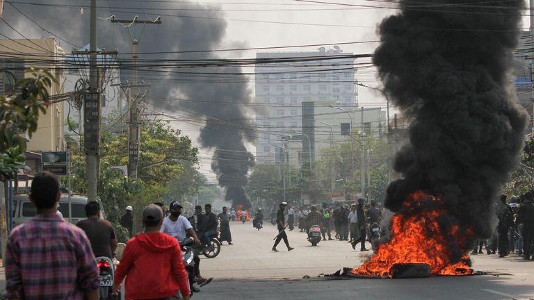 Des pneus brûlent dans une rue alors que les manifestations contre le coup d'État militaire se poursuivent, à Mandalay, au Myanmar, le 27 mars 2021. REUTERS / Stringer
