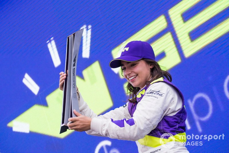 Jamie Chadwick célèbre sur le podium avec le trophée