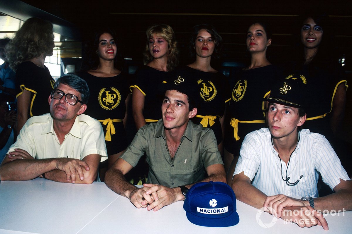 Une conférence de presse Lotus: Peter Warr, Lotus Team Manager, Ayrton Senna et son coéquipier Johnny Dumfries