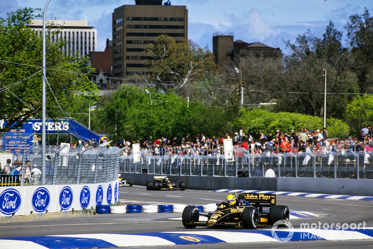 Ayrton Senna, Lotus 98T Renault, dirige Johnny Dumfries, Lotus 98T Renault