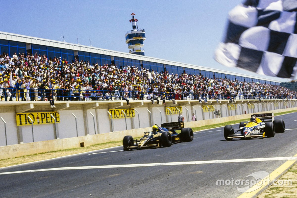 Ayrton Senna, Lotus Renault franchit la ligne d'arrivée pour remporter la course par 0.014s devant Nigel Mansell, Williams FW11