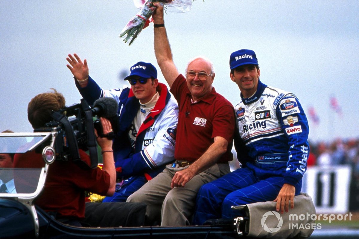 Le commentateur du BBC Grand Prix Murray Walker salue la foule.  A ses côtés, les pilotes Rothmans Williams Damon Hill et Jacques Villeneuve 