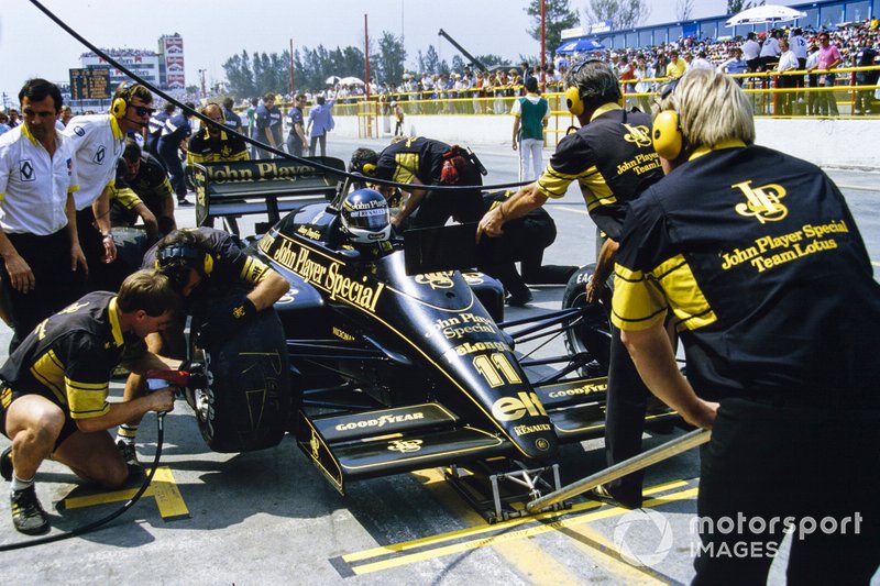 Johnny Dumfries, Lotus 98T Renault, fait un arrêt au stand