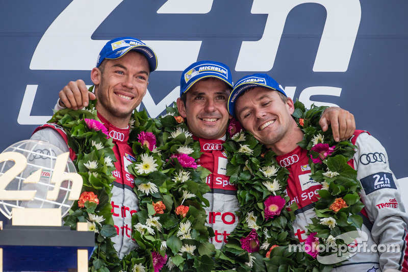Podium LMP1-H: vainqueurs de la classe et du général Marcel Fässler, Andre Lotterer, Benoit Tréluyer