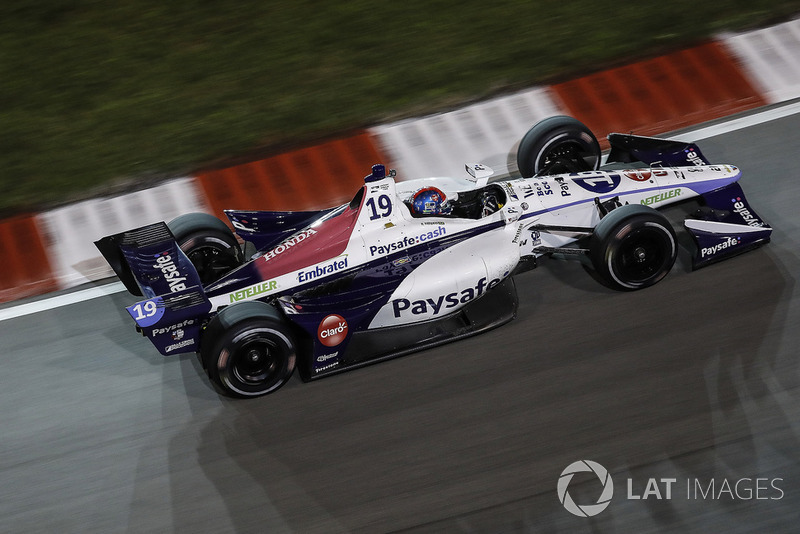 Fittipaldi a couru sur trois ovales dans sa brève campagne IndyCar 2018.  Les faits saillants comprenaient une 10e qualification à Phoenix et une 11e place à Gateway (photo). 